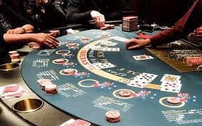 Pengguna mengakses live casino menggunakan smartphone dengan tampilan antarmuka intuitif dan responsif
